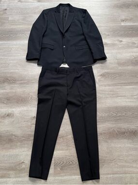 Versace Suit Mens 52R EU 42R US Black Pinstripe 2 Button 100% Wool Pants 38x29